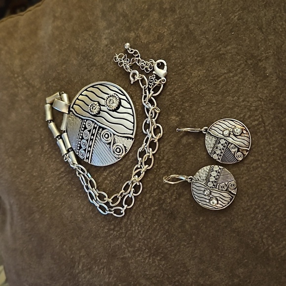 PREMIER DESIGNS New Seasons Reversible Abstract Circle Pendant Jewelry Set - Picture 2 of 9